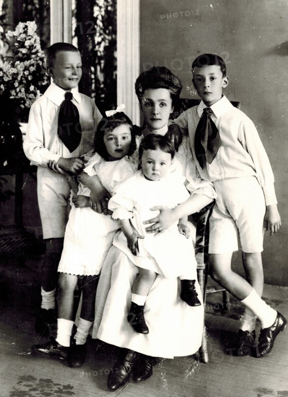 Elena Ivanovna Nabokova with children Sergei, Olga, Elena and Vladimir.