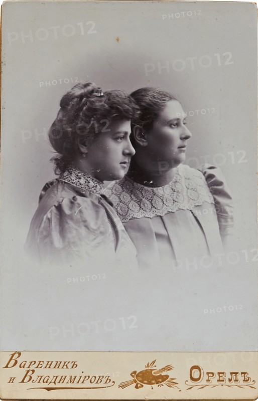 Portrait of Varvara Petrovna Dunayevskaya with daughter Larisa, 1900s.