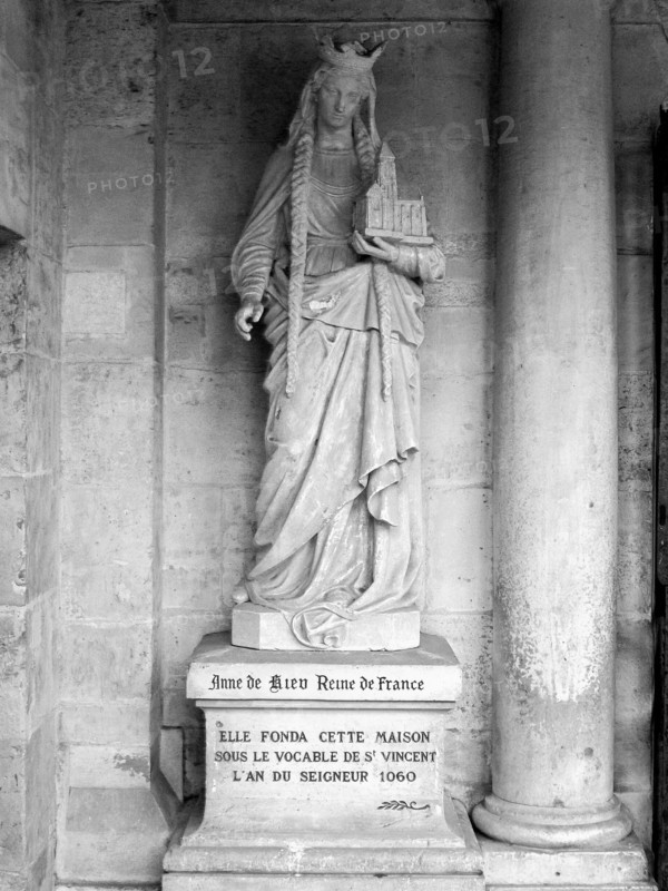 Statue of Anne of Kiev (Anna Jaroslawna) at the Royal Abbey of St. Vincent in Senlis.