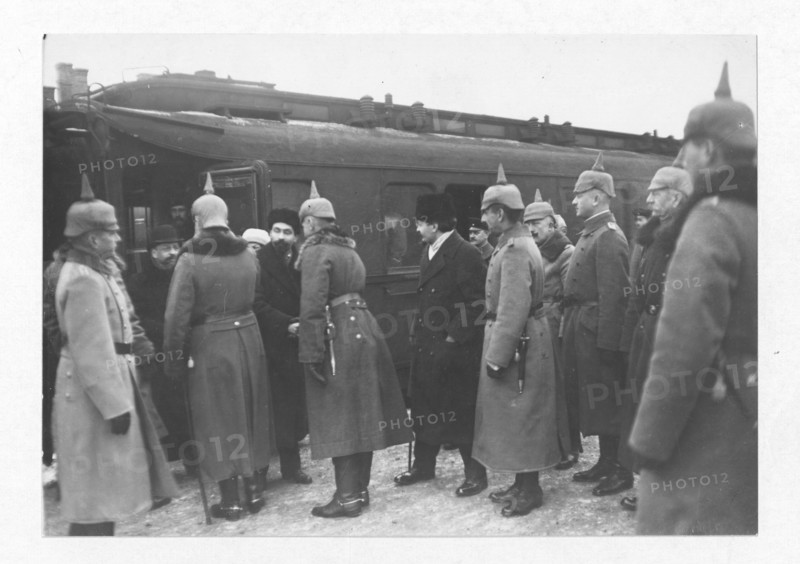 Arrival of the Russian delegation in Brest-Litovsk. In the centre Trotsky. Left: Kamenev and Joffe.