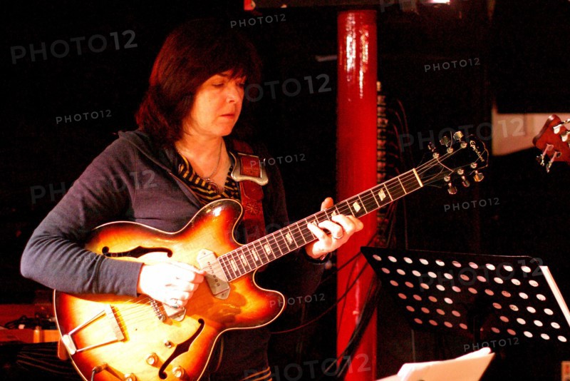 Deidre Cartwright, guitarist, Pizza Express, London.   Artist: Brian O'Connor