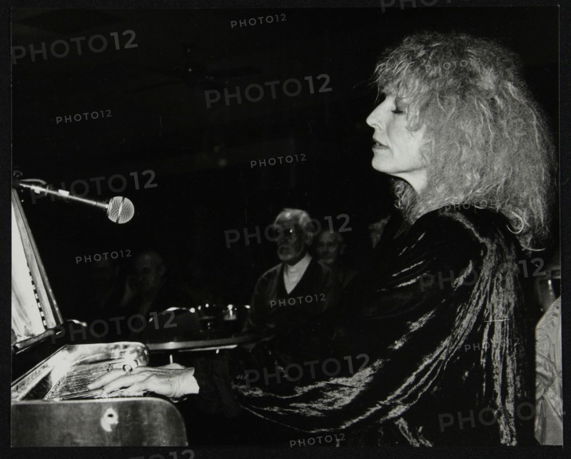 Pianist and singer Ellyn Rucker performing at The Fairway, Welwyn Garden City, Hertfordshire, 1992. Artist: Denis Williams