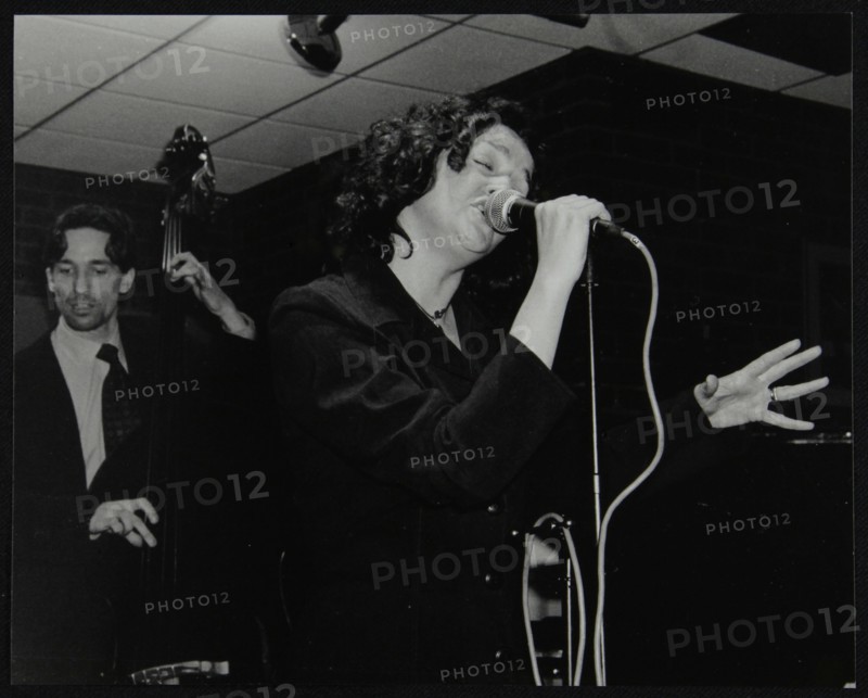 Sheena Davis and Rob Rickenberg performing at The Fairway, Welwyn Garden City, Hertfordshire, 2002. Artist: Denis Williams