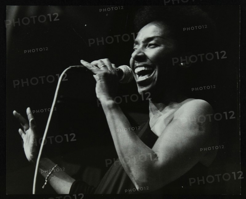 Singer Elaine Delmar performing at Berkhamsted Civic Centre, Hertfordshire, 1986. Artist: Denis Williams