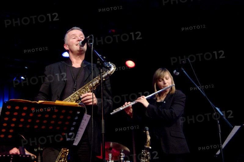 Richard Exall with Amy Roberts, The Under Ground, Eastbourne, East Sussex, Dec 2015. Artist: Brian O'Connor.
