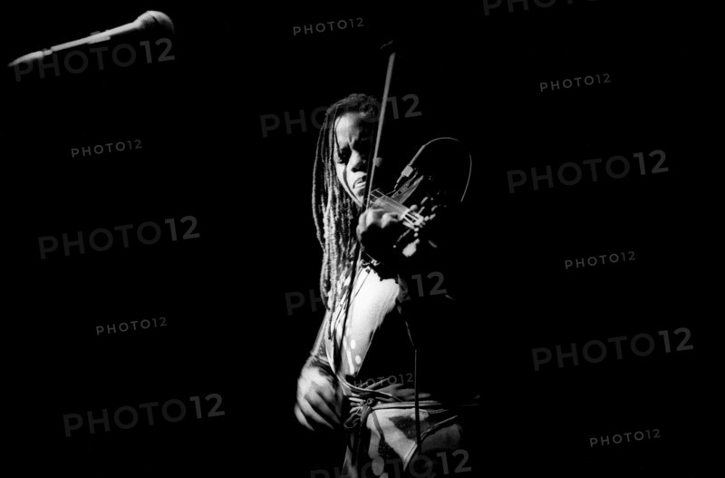 Regina Carter,  Ronnie Scott's, Soho, London, October, 2000. Artist: Brian O'Connor.