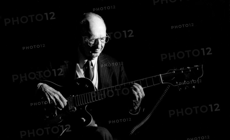 George Van Eps, Bulls Head, Chislehurst, April, 1993.  Artist: Brian O'Connor.