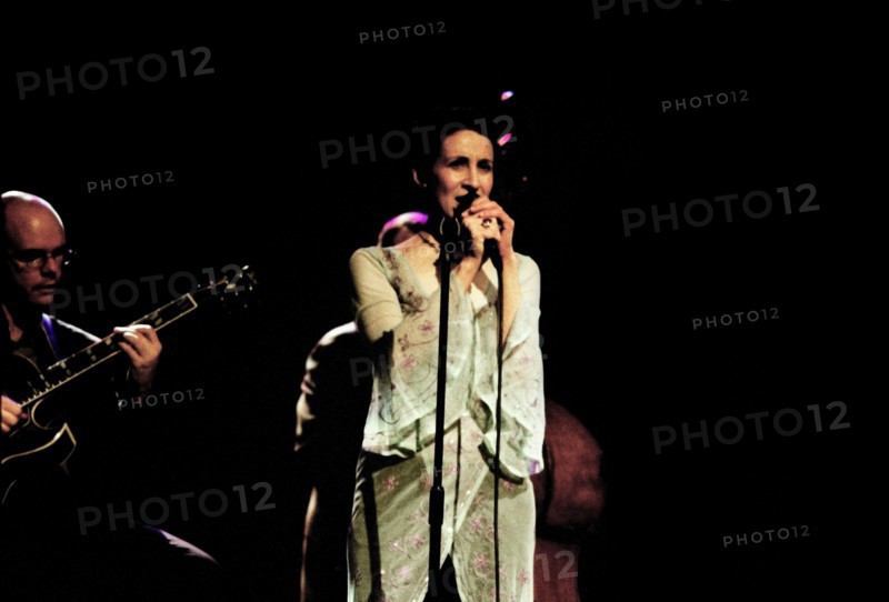 Stacey Kent, Chequer Mead, East Grinstead, October, 2003.    Artist: Brian O'Connor.