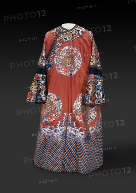 Robe with roundels and waves, 19th century. Artist: Unknown.
