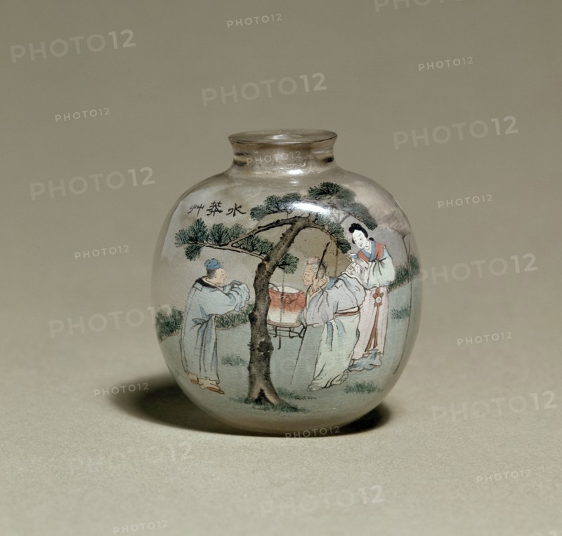 Snuff bottle with figures by a tree, 1903. Artist: Ye Zhongshan.