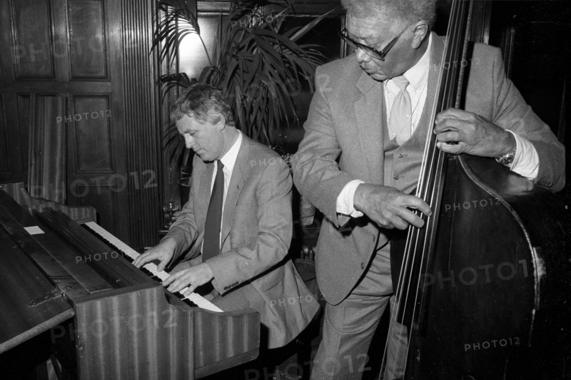 Brian Dee, Red Callender, Kettner's, London, November 1985.   Artist: Brian O'Connor.