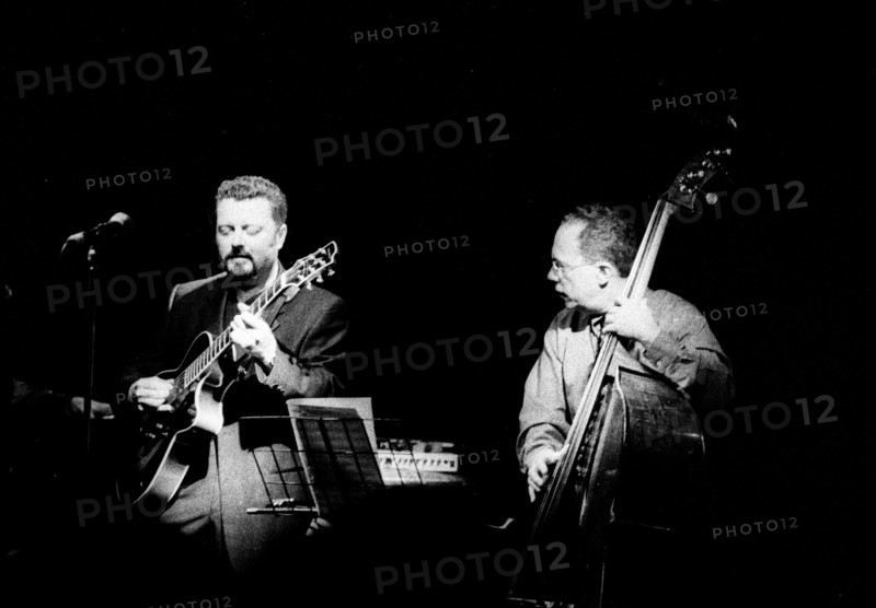 Eddie Gomez and Martin Taylor, Ronnie Scott's, London, July 2000. Artist: Brian O'Connor.