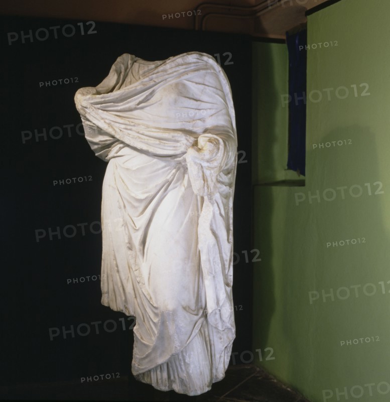 Female statue in white marble from Pamplona.