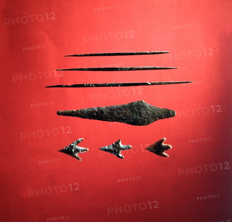 Arrowheads peduncle and fins on flint, dagger and biconical punches on copper, from the trousseau?