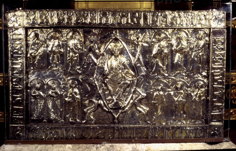 Holy Ark (s. XI), it's part of the cathedral treasure preserved in the Holy Chamber of the Oviedo?