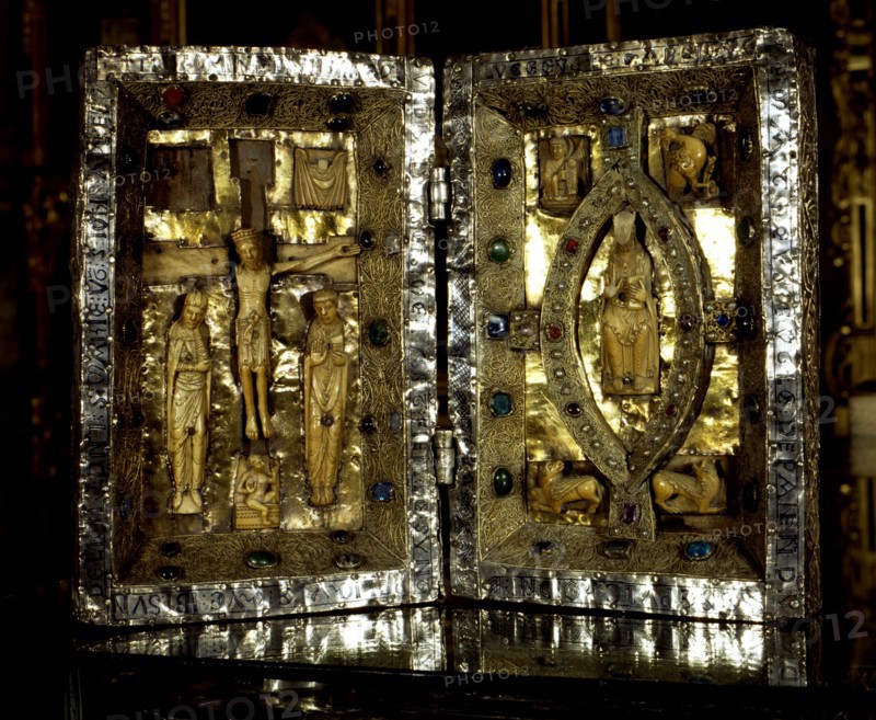 Byzantine diptych in ivory (s. VI) preserved in the Holy Chamber of the Oviedo Cathedral.