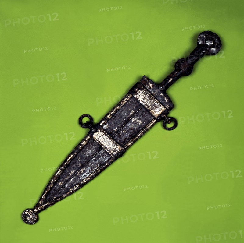 Bispherical dagger with cold meat decoration in silver on the scabbard. It comes from the Necropo?