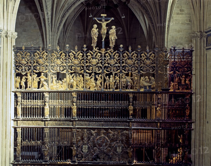 Iron gate with Corinthian pilasters and plateresque ornaments, made between 1518-1520.