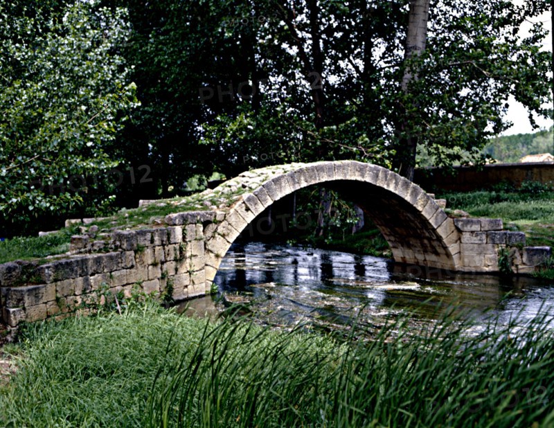 Ruins of the Roman bridge on the Jiloca river, located in the Roman road that went from Zaragoza ?