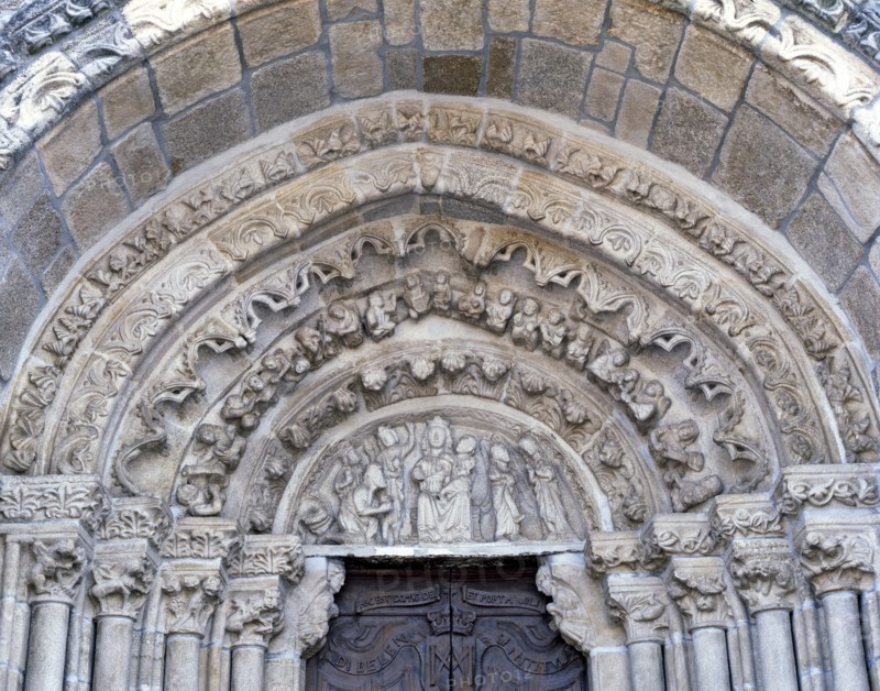 Church of Santa Maria de Azogue, detail of the sculptures in the front with archivolts.