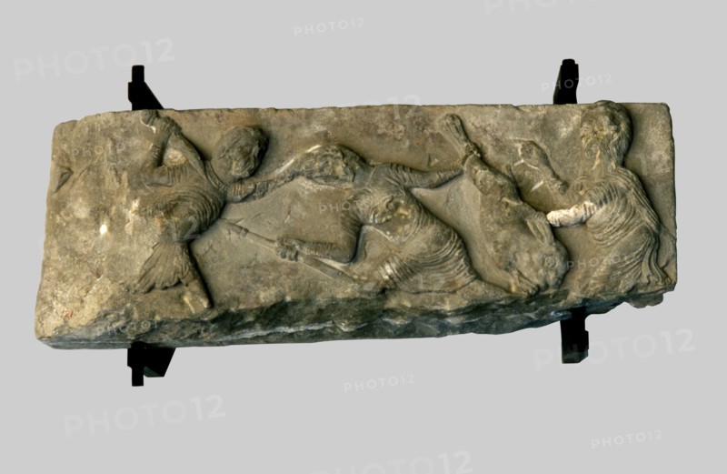 Frieze with hunting scene made of sandstone, it comes from the Collegiate from Santa María de Sol?
