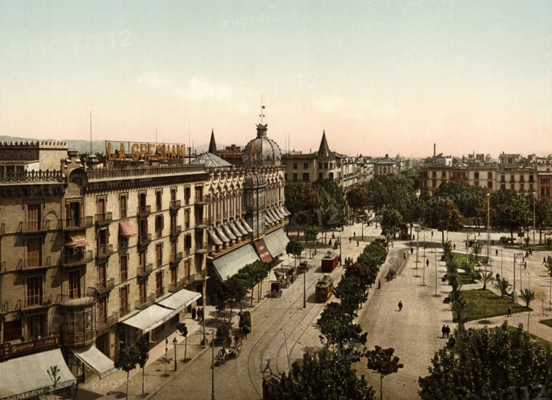 General view of the Catalonia Square, in Barcelona, ??in the early 20th century, in the foregroun?