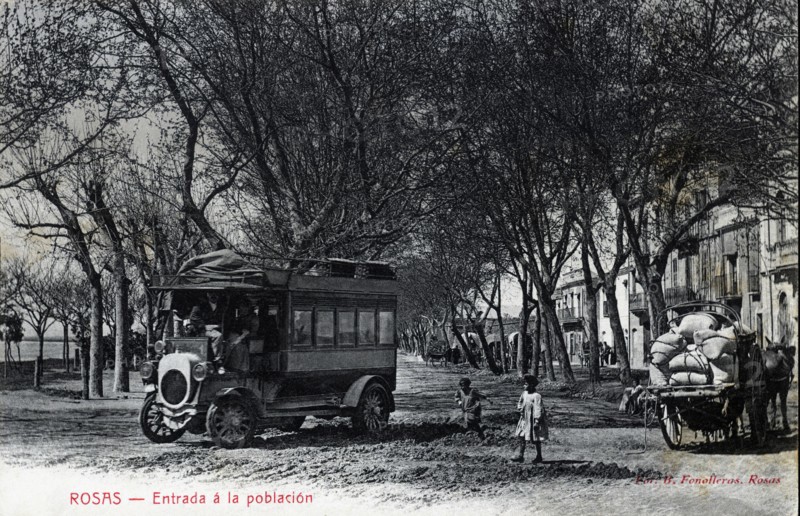 Bus passengers arriving in the town of Roses (Alt Empordà), postcard from the 1910s.