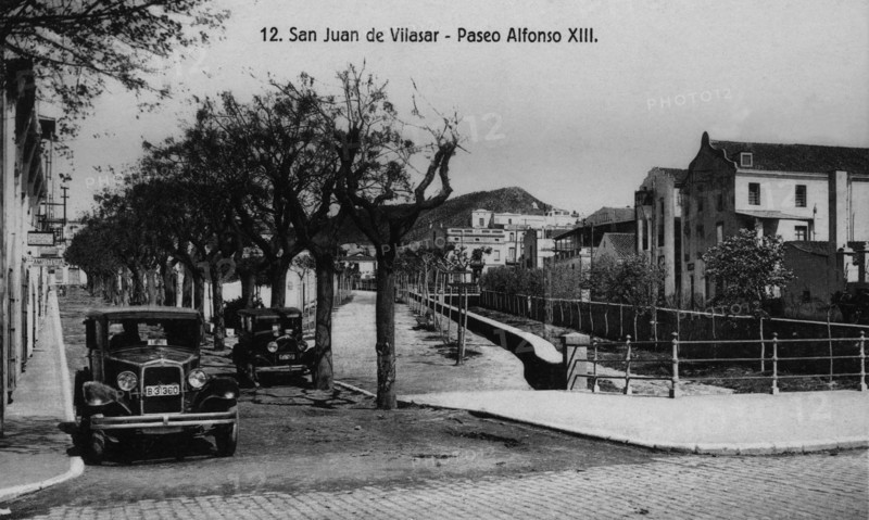 Cars parked on the Alphonse XIII walk in San Juan de Vilasar (Maresme), postcards from the 1920s.
