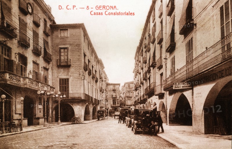 Public vehicles parked on Vi Square, in front of the town hall in Girona, in a postcard from the ?