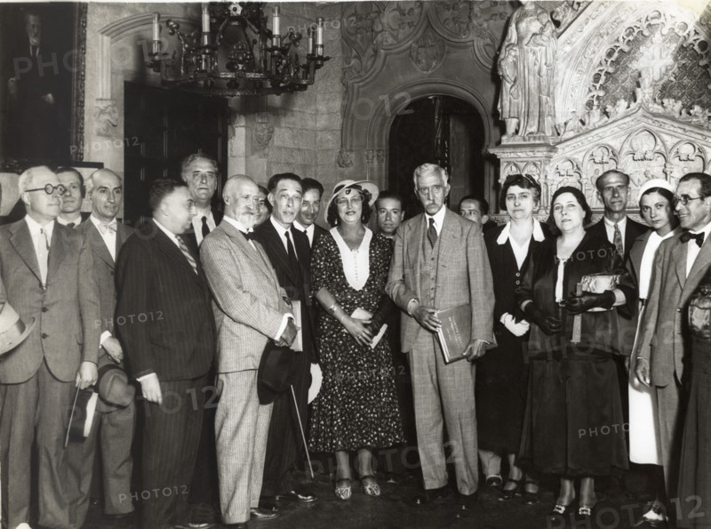 Francesc Macia, president of the Generalitat de Catalonia, together with the artist Apelles Mestr?