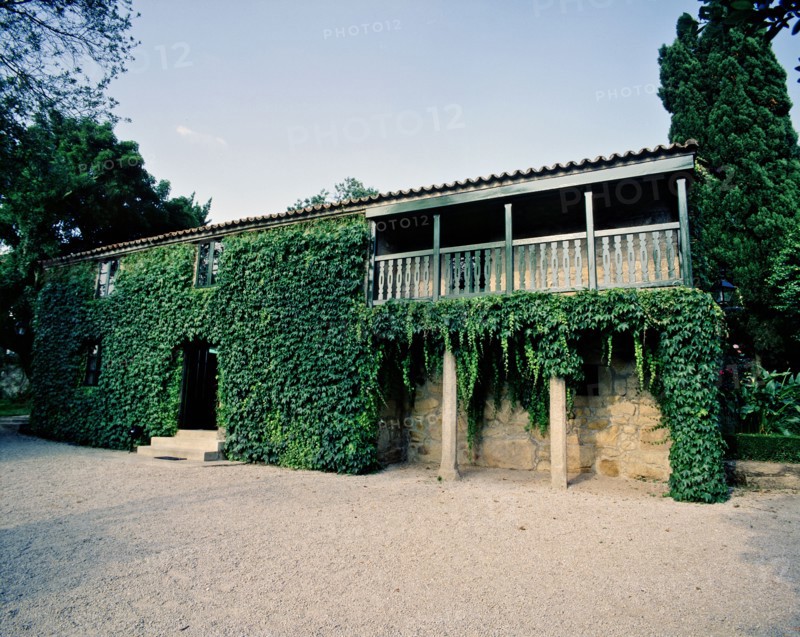 Retaining Pazo birthplace and died Rosalia de Castro (1837-1885), poet Galician.