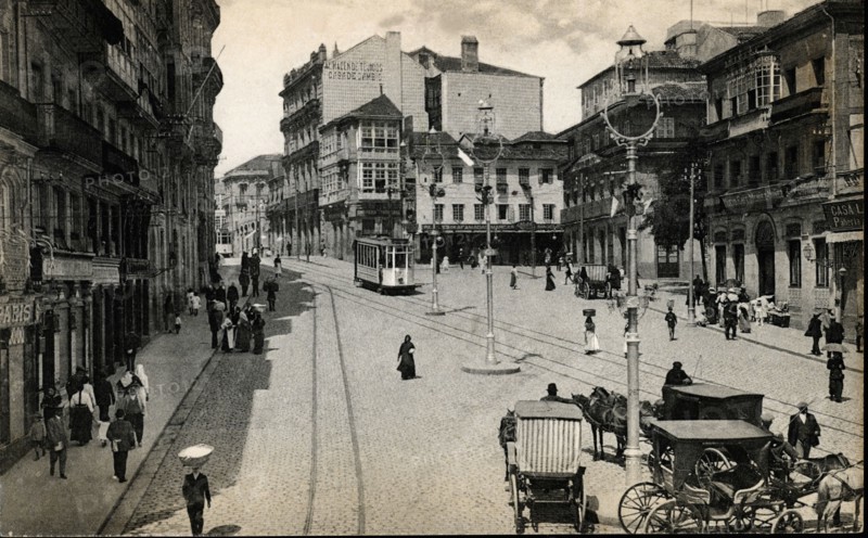 View of the Puerta del Sol de Vigo (Galicia), where trams and cabs are circulating, 1910.