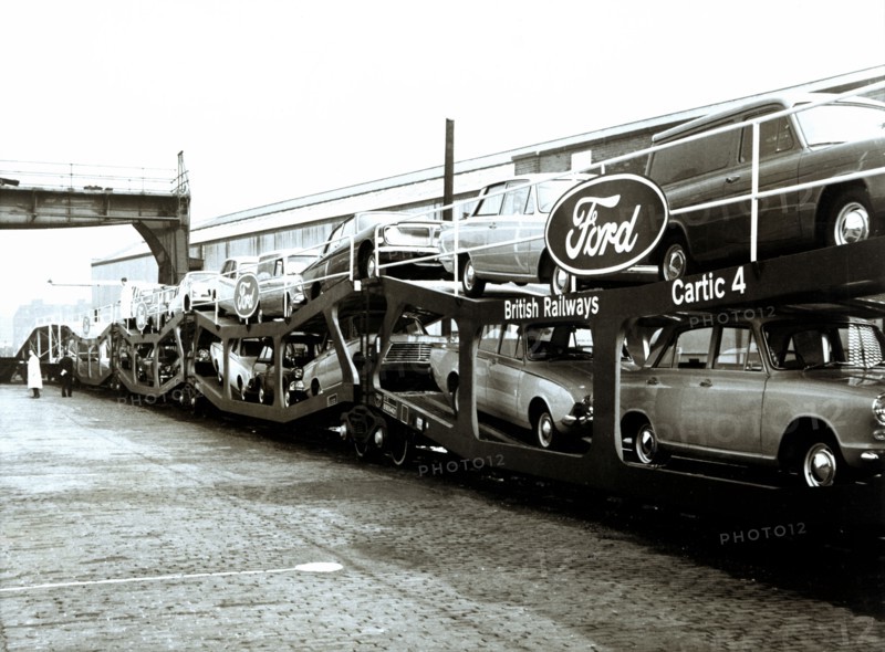 Group of engineers, engine drivers and members of the Company, with the train engine that made th?