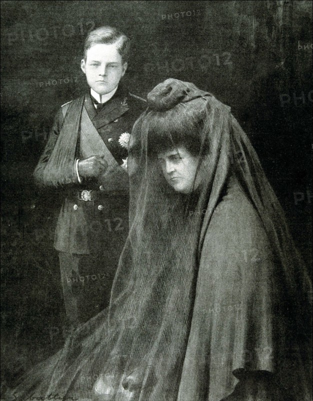 Manuel II (1889-1932), Last King of Portugal with his mother Queen Amelia, photo in the 'Ilustrac?
