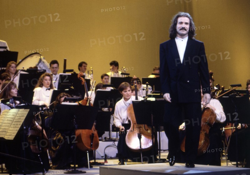 Luis Cobos, Spanish orchesta conductor, 1990 photo.