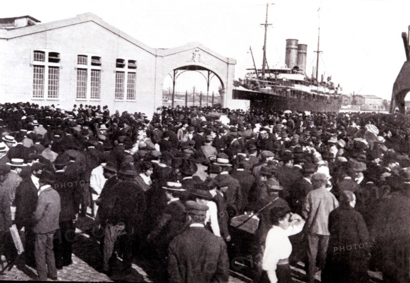 View of Buenos Aires dock during a landing of immigrants from Spain at the beginning of the century.