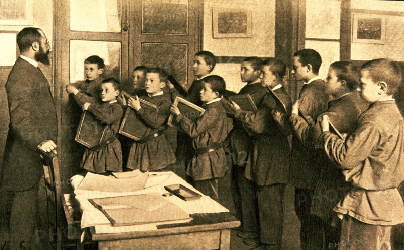 Teacher with students in a dictation class (1910).
