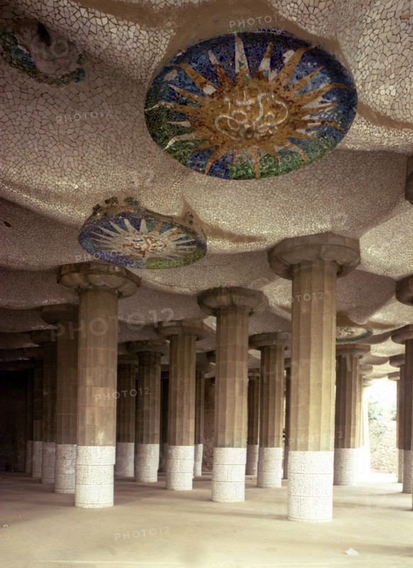 Detail of the roof of the forest of columns that support the great square of Guell Park, designed?
