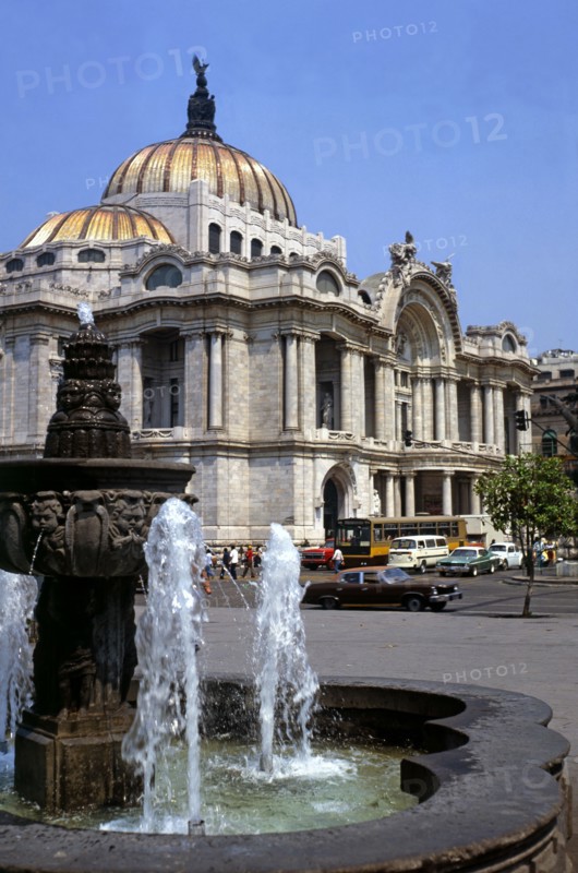 Mexico City, Palace of Fine Arts, built between 1910 and 1934 in white marble by Italian architec?