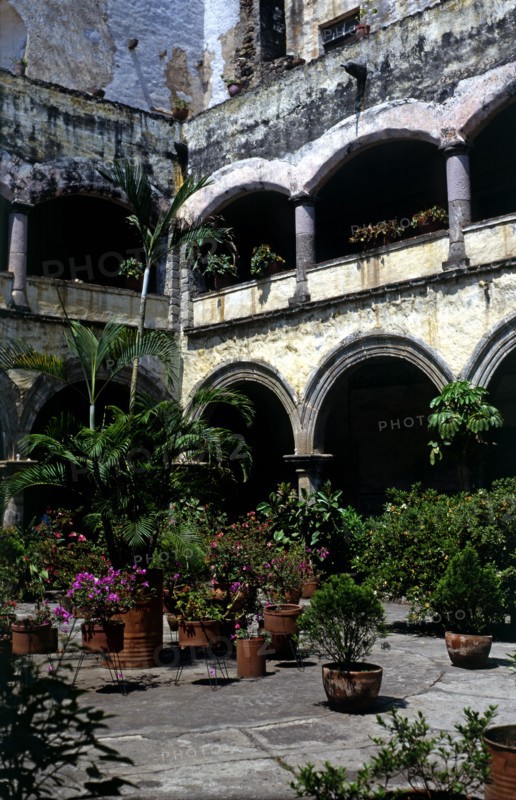 Cloister of the former Franciscan convent which is part of the present Cathedral of Cuernavaca, i?