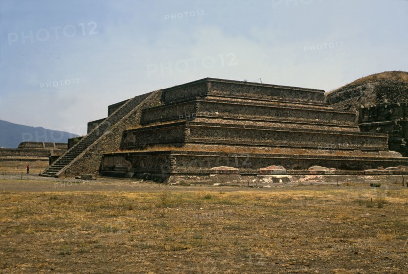 Teotihuacan, stepped pyramid finished on a platform that, when explored, the building of the Quet?