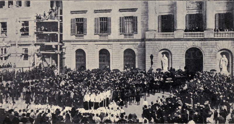 Mass burial of Mosén Jacinto Verdaguer at the exit from the City Council of Barcelona, June 1902.