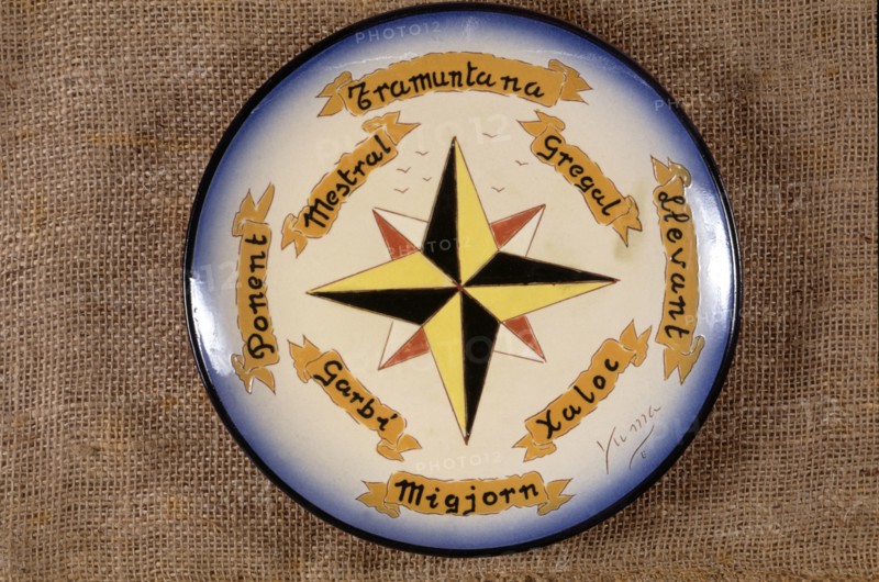 Compass rose, in a ceramic plate.