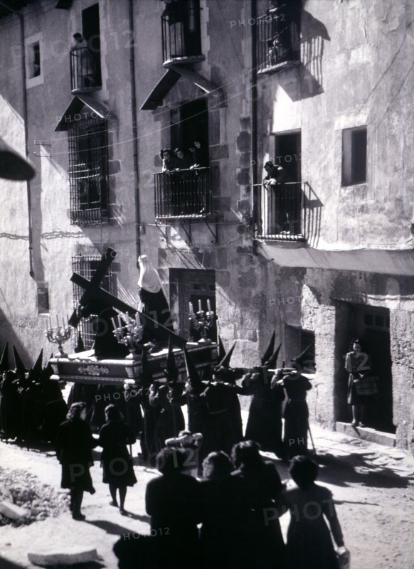 Easter procession along a street in Cuenca, photography of the 50s.