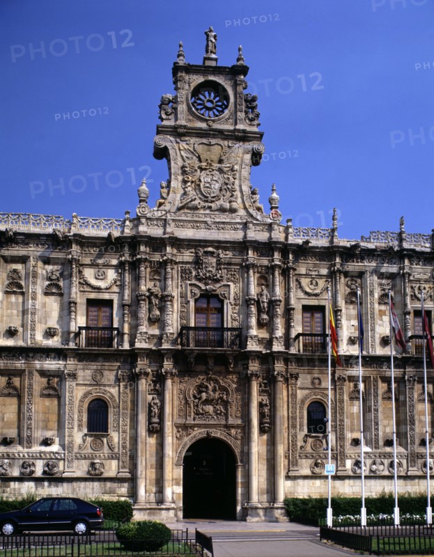 Detail of the façade of the Convent of San Marcos in León, ancient pilgrims Hospital today houses?