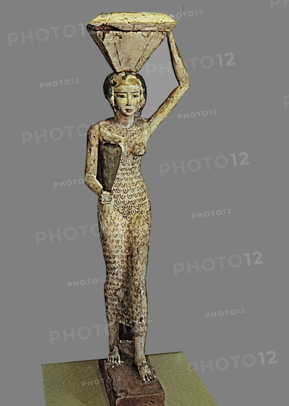 Statue of a bearer of offerings to a deceased (water and ox leg), made in polychromed wood.