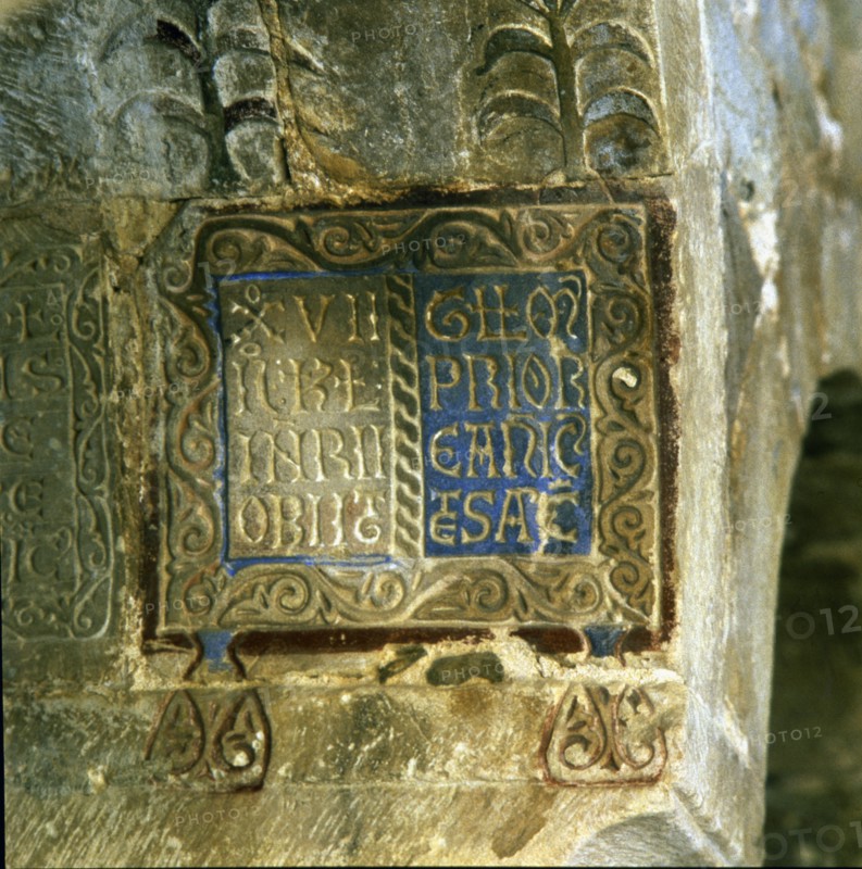 Detail of the obituary inscriptions on the soffit of an arc, used as a book page of the chapter r?