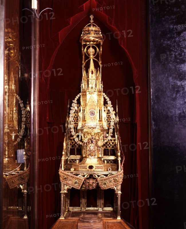 Custodia, chair and crown of King Martí l'Humà in the Barcelona Cathedral.