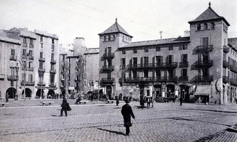 View of the Antonio Lopez Square in Barcelona in 1905.