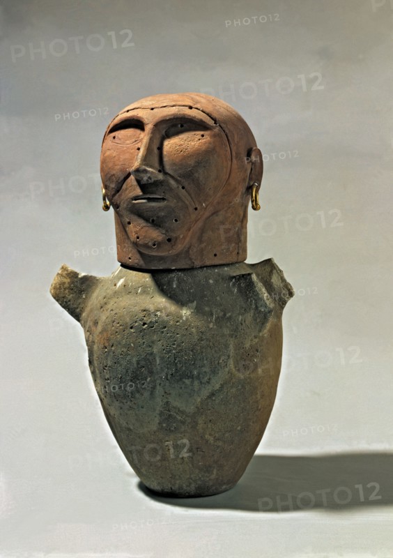 Anthropomorphic funerary urn.